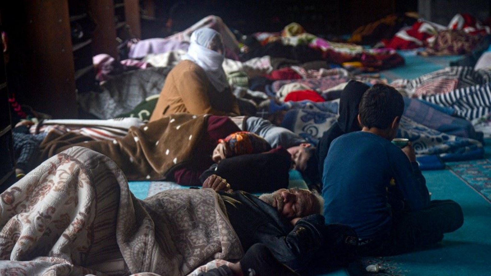 ناجون من زلزال تركيا يبيتون في أروقة مطار غازي عنتاب بعد انهيار منازلهم