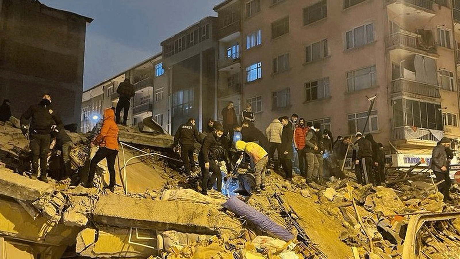 لقطة من مخلفات الأضرار في المناطق المنكوبة في تركيا(تويتر)