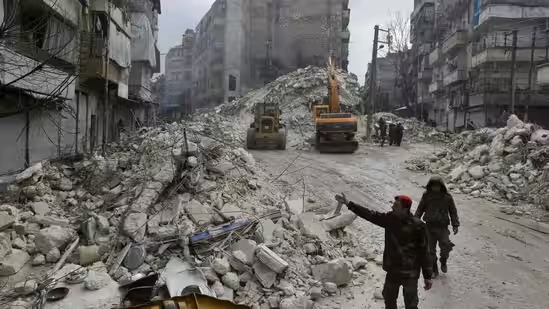 فرق إنقاذ سورية تبحث عن ناجين في حلب، في 8 فبراير 2023