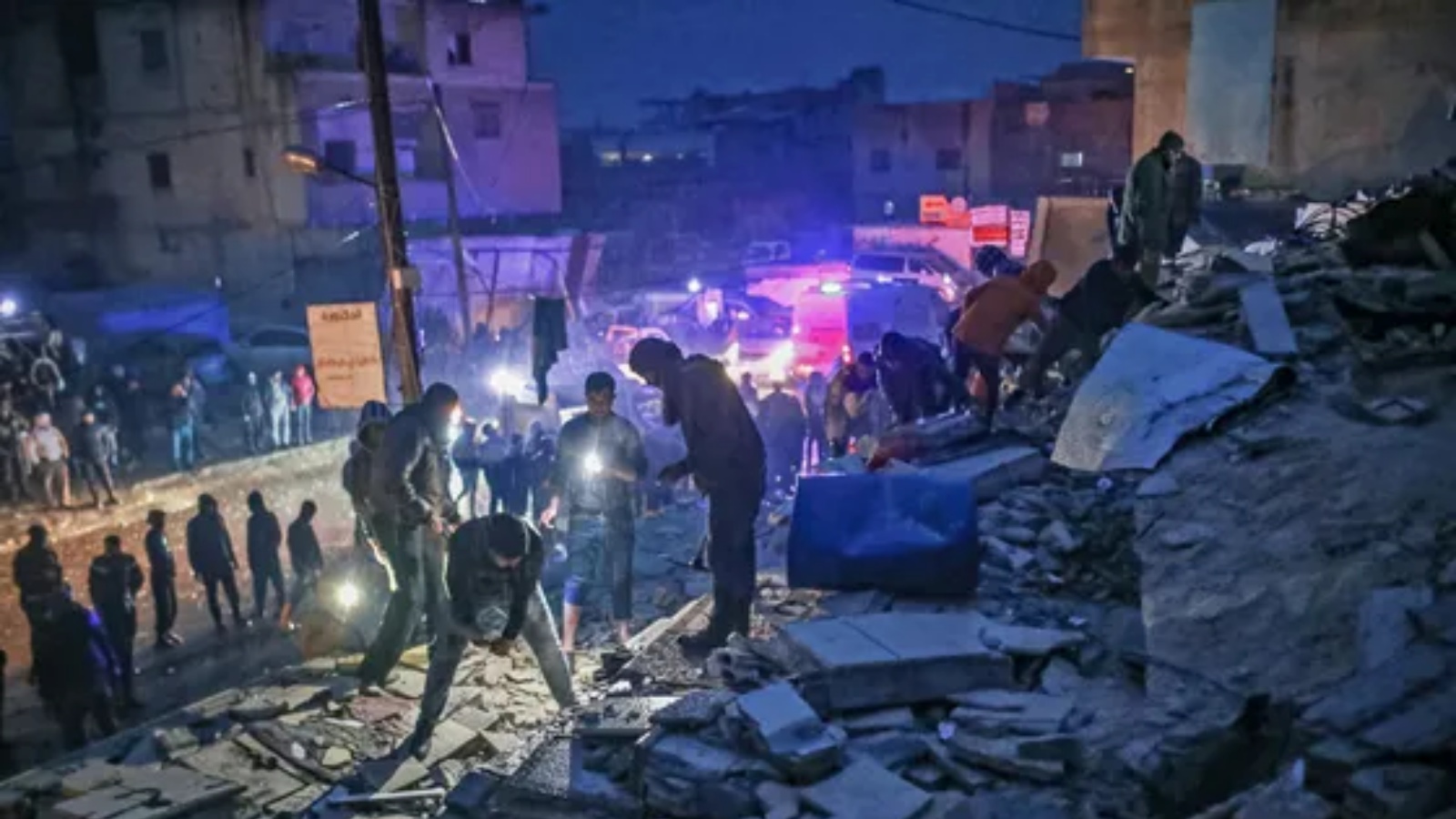 عمليات البحث عن ناجين مستمرة إثر الزلزال الذي ضرب تركيا وسوريا