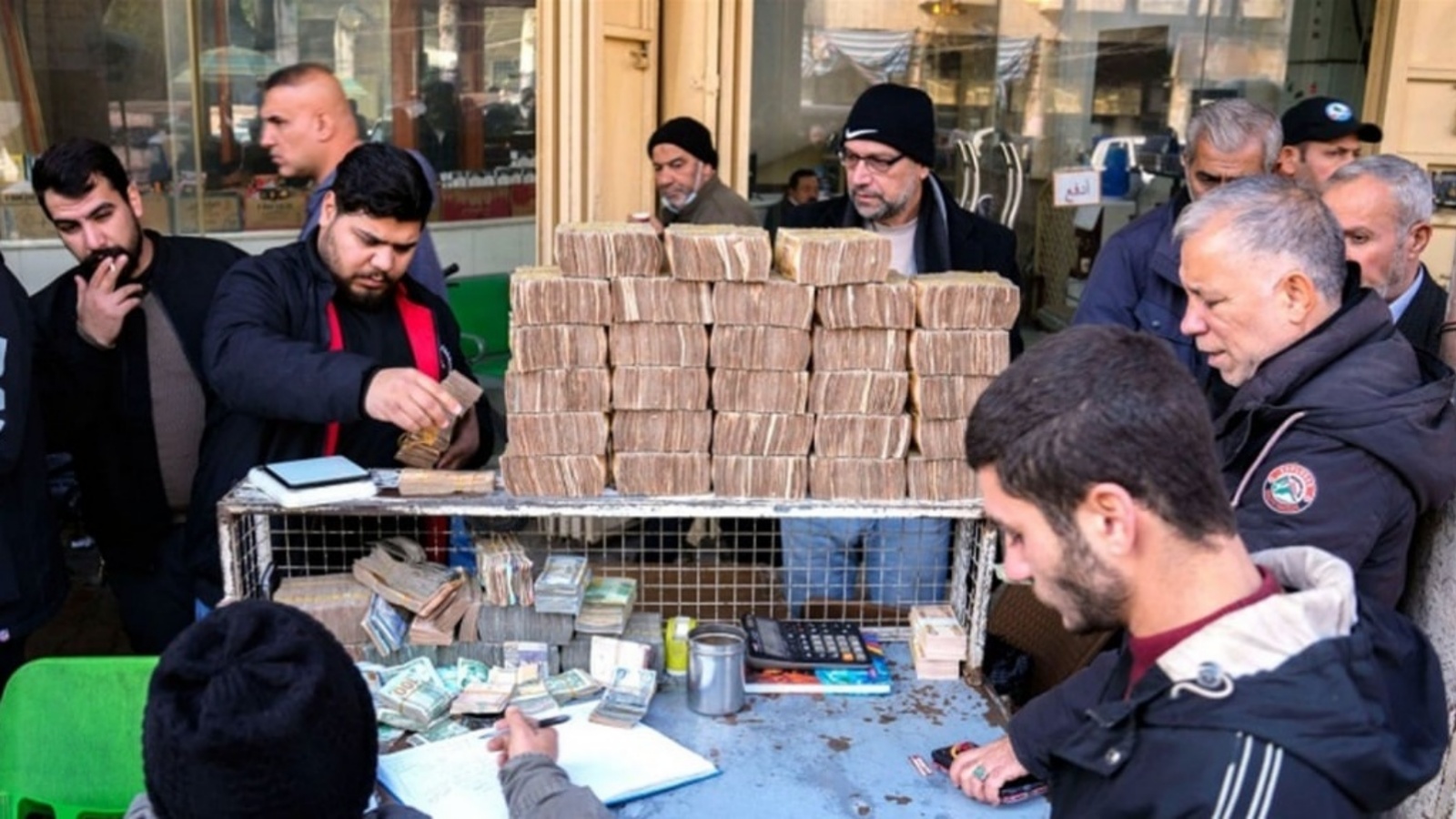 مكتب للصرافة في بغداد حيث اعتقلت السلطات الاربعاء 15 فبراير 2023 في ثلاث محافظات 18 متهماً من أصحابها لتلاعبهم بسعر الدولار (أ ف ب) 