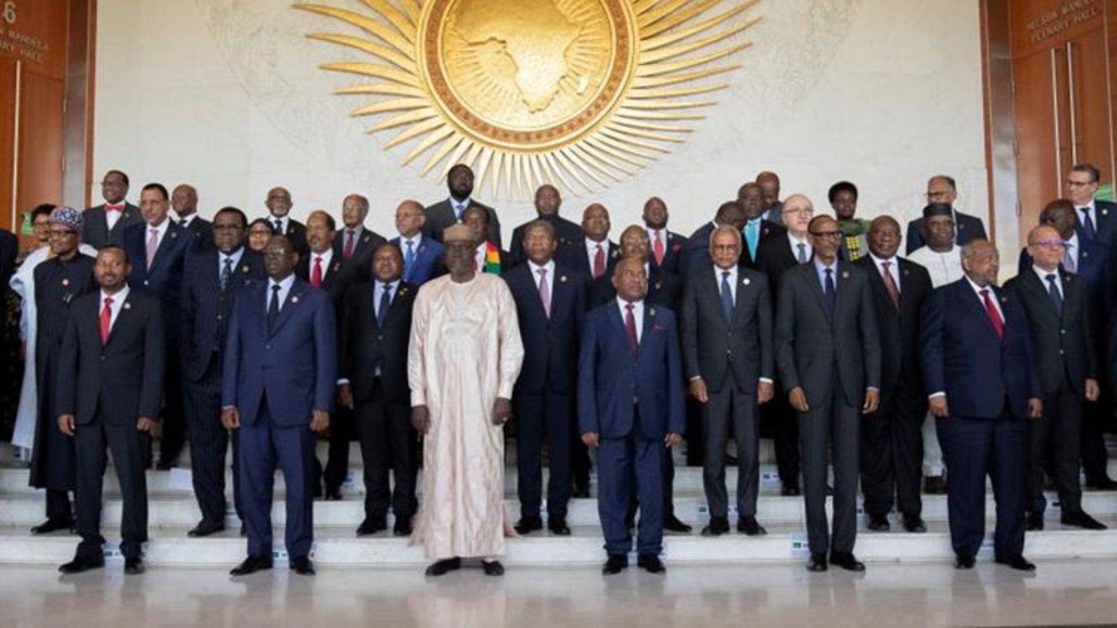 رؤساء الدول الأفريقية يقفون لالتقاط صورة جماعية مع أنطونيو جوتيريس ، الأمين العام للأمم المتحدة خلال افتتاح الدورة العادية السادسة والثلاثين لمؤتمر الاتحاد الأفريقي في مقر الاتحاد الأفريقي في أديس أبابا، إثيوبيا، 18 فبراير 2023