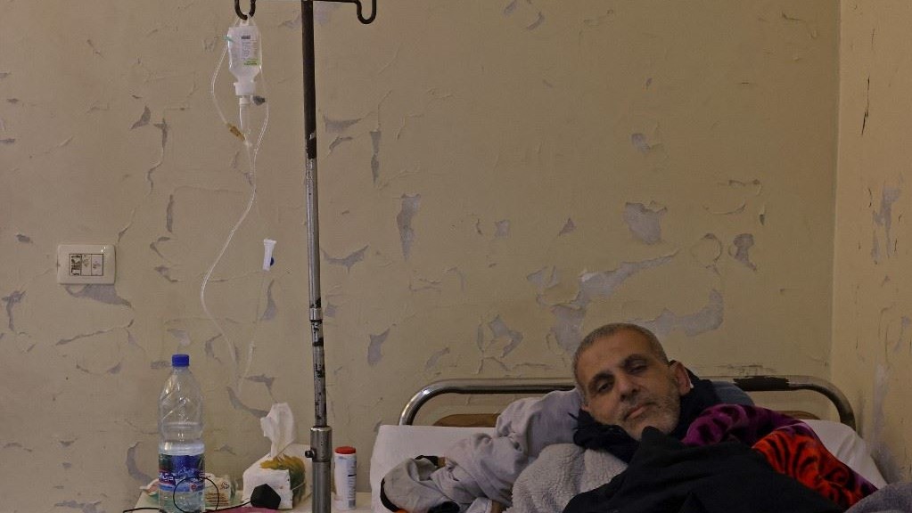 أحد جرحى الزلزال يتلقى العلاج في مستشفى ببلدة جبلة غرب دمشق في 12 فبراير 2023