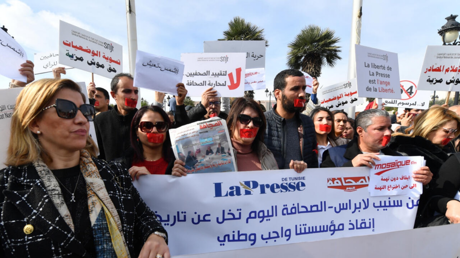 صحافيون تونسيون يتظاهرون أمام مكتب رئيس الوزراء بالعاصمة تونس يوم 16 فبراير 2023 دفاعاً عن حرية التعبير
