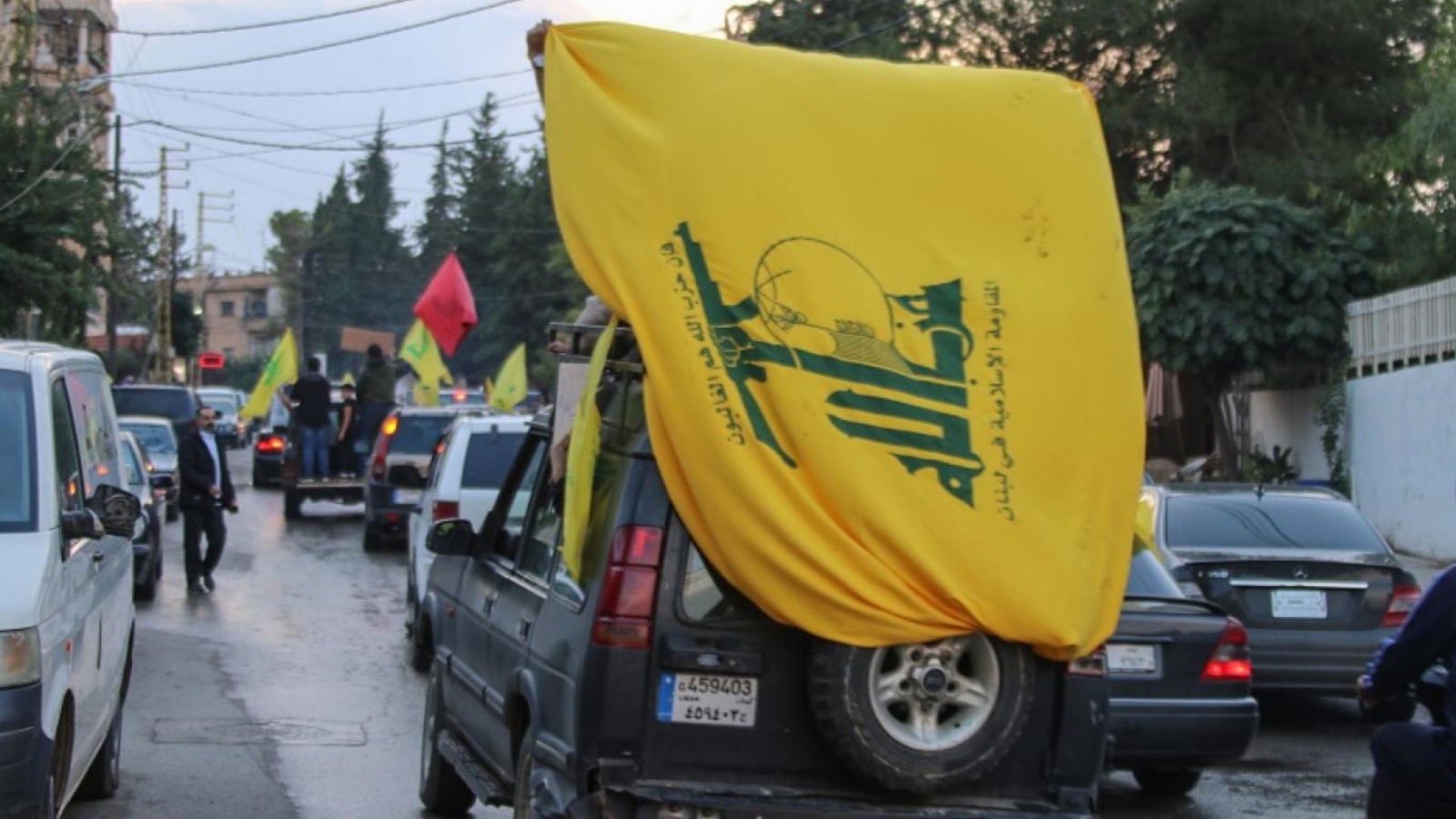 مسيرة سيارة لمناصري حزب الله في مدينة بعلبك في البقاع