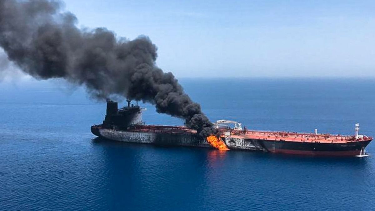 صورة من الأرشيف لناقلة نفط استهدفتها إيران في بحر عمان في عام 2019