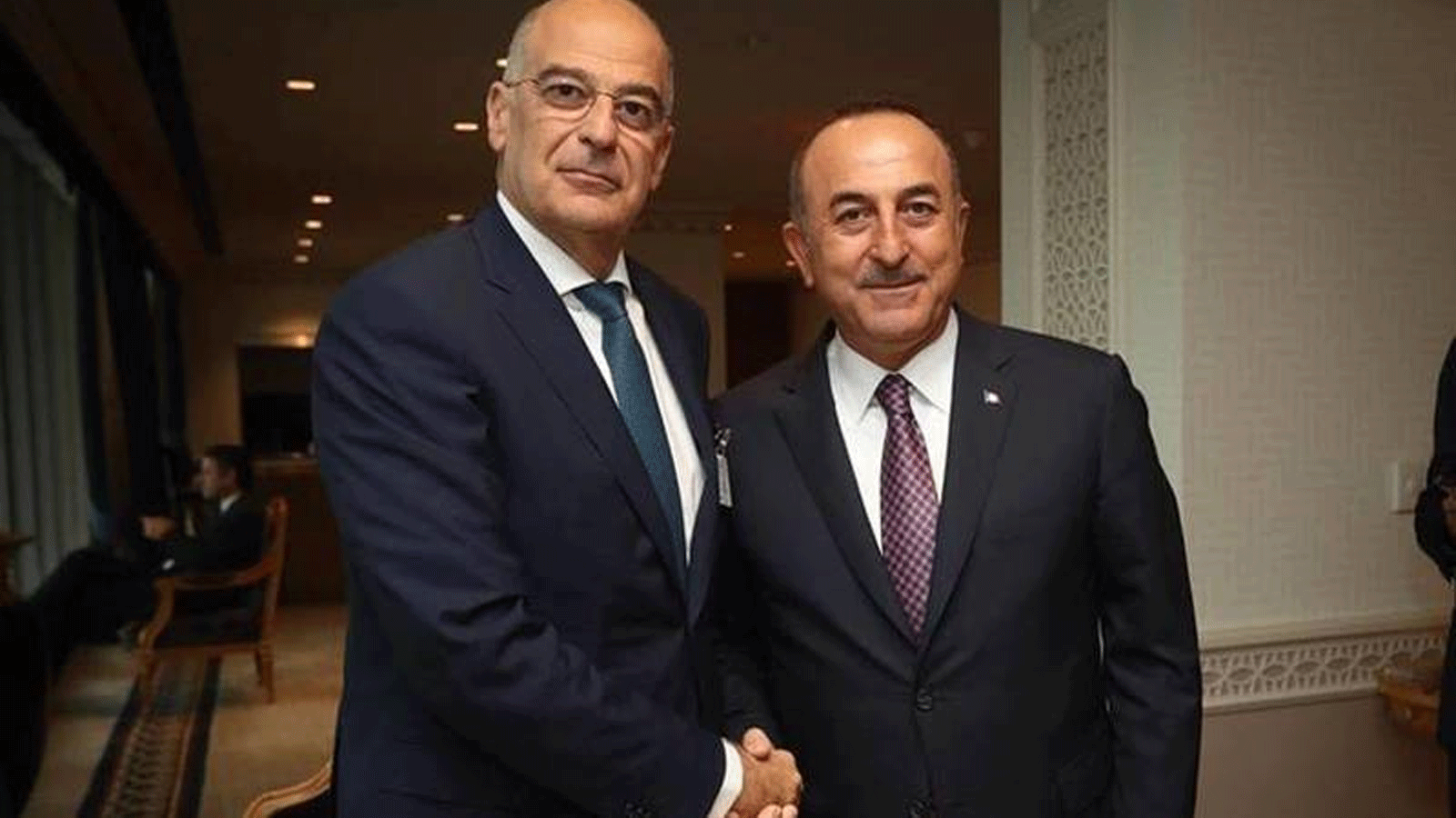 وزير الخارجية اليوناني نيكوس ديندياس مع نظيره التركي مولود تشاوش أوغلو