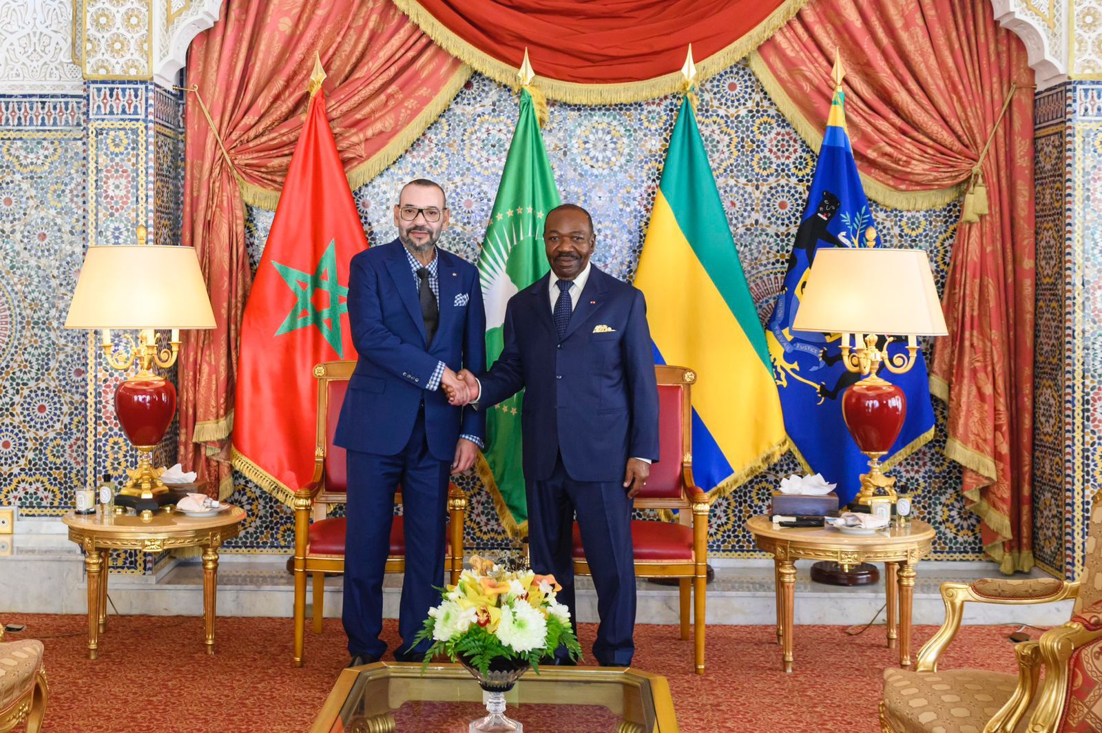 العاهل المغربي الملك محمد السادس و الرئيس الغابوني في القصر الرئاسي