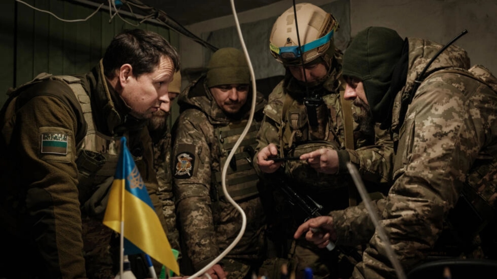 جنود اوكرانيون في غرفة عمليات في باخموت في التاسع من فبراير 2023 