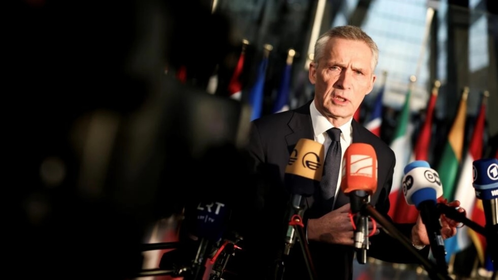 الأمين العام لحلف شمال الأطلسي ينس ستولتنبرغ يجيب على أسئلة الصحافيين عند وصوله إلى مقر الناتو في بروكسل في 14 فبراير 2023 