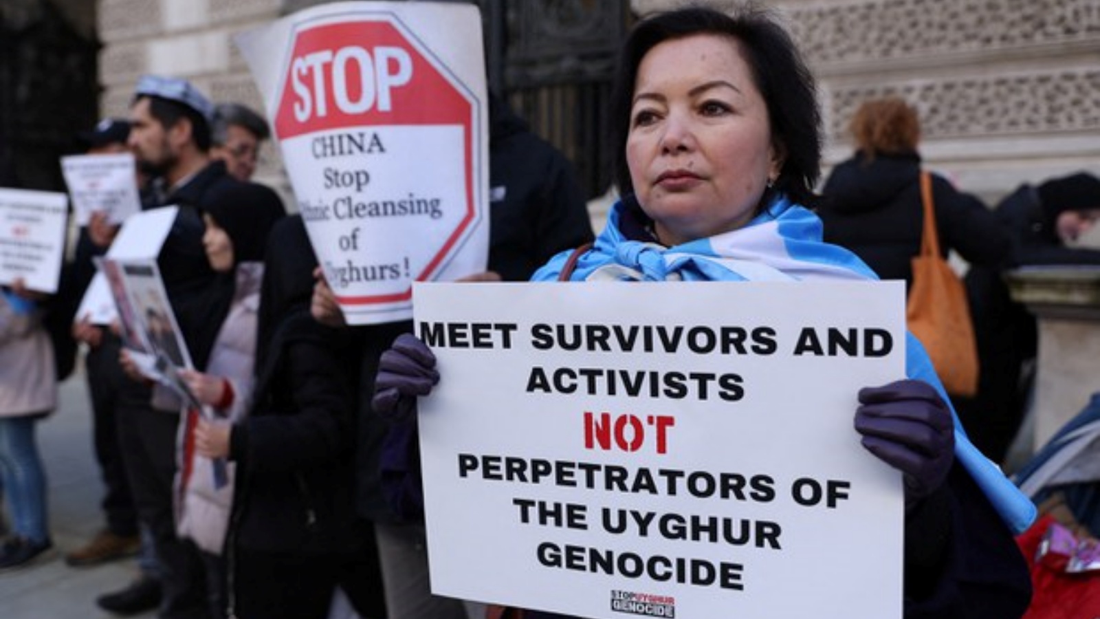 تحضر الناشطة والفنانة الأويغورية رحيمة محمود وقفة احتجاجية خارج وزارة الخارجية والكومنولث والتنمية في لندن يوم الاثنين 13 فبراير 2023 ، احتجاجًا على الزيارة المقررة إلى المملكة المتحدة لإركين تونياز ، حاكم منطقة شينجيانغ الأويغورية ذاتية الحكم في الصين