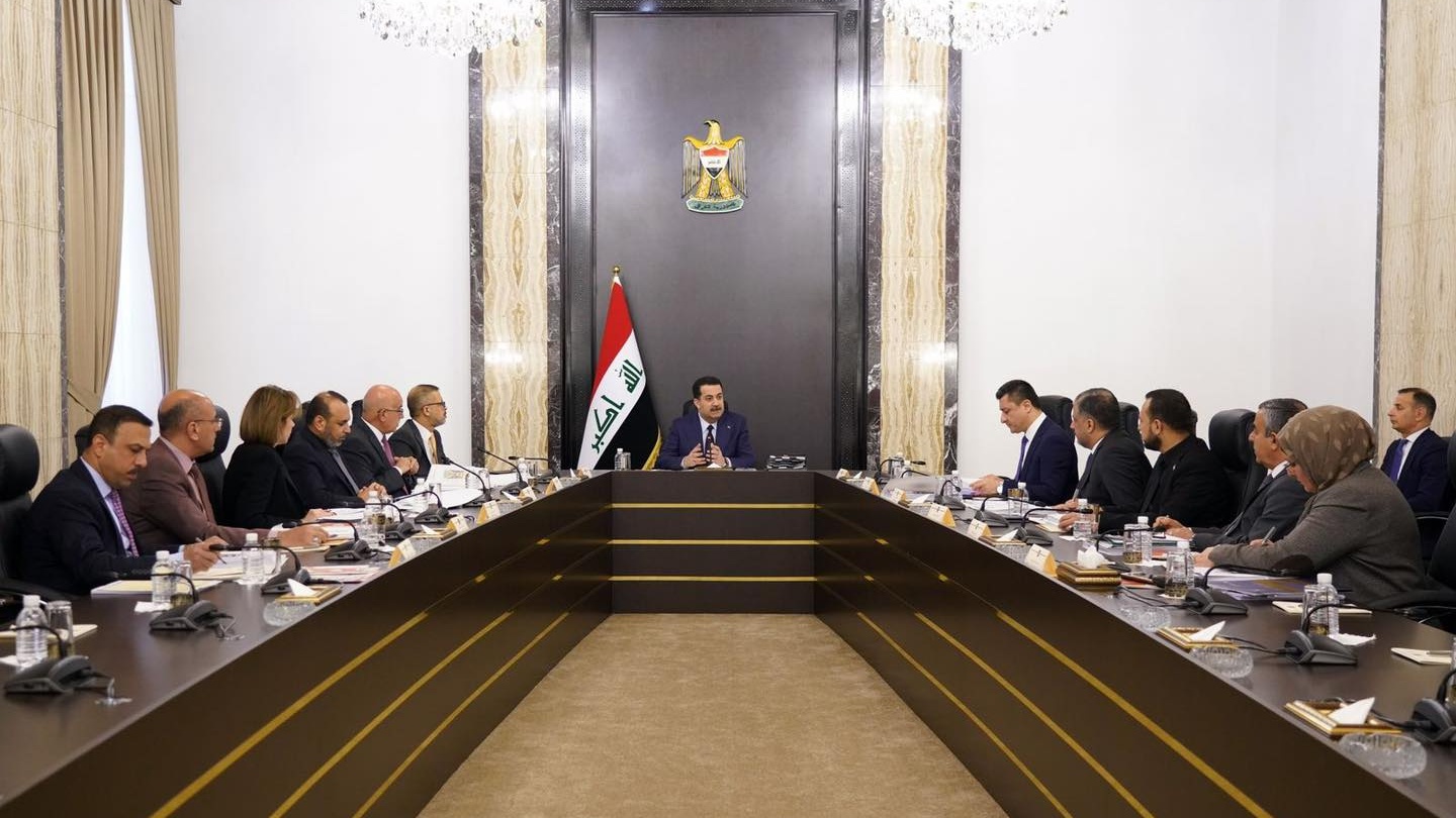 رئيس الوزراء العراقي محمد شياع السوداني مترئسا الاربعاء 15 فبراير 2023 اجتماعا للمجلس الأعلى للسكّان مكتبه) 
