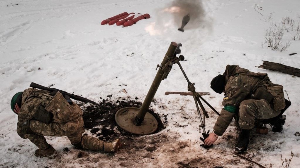 جندي أوكراني يطلق قذيفة هاون في اتجاه الموقع الروسي في باخموت في 16 فبراير 2023