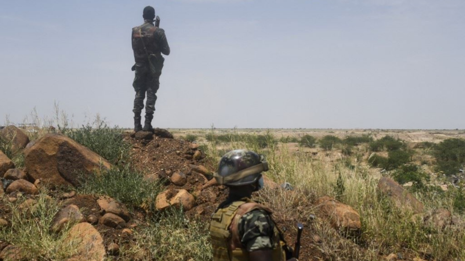 جنود من النيجر انتشروا قرب موقع بناء سد أقامته الدولة على نهر النيجر قرب كانداجي 10 سبتمبر 2021
