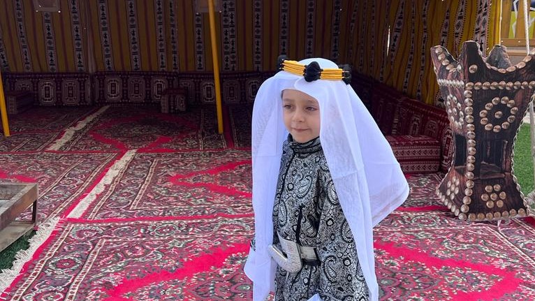 طفل بالزي السعودي التقليدي يحيي ذكرى يوم الـتأسيس في إحدى مدارس الرياض الأربعاء 21 فبراير 2023