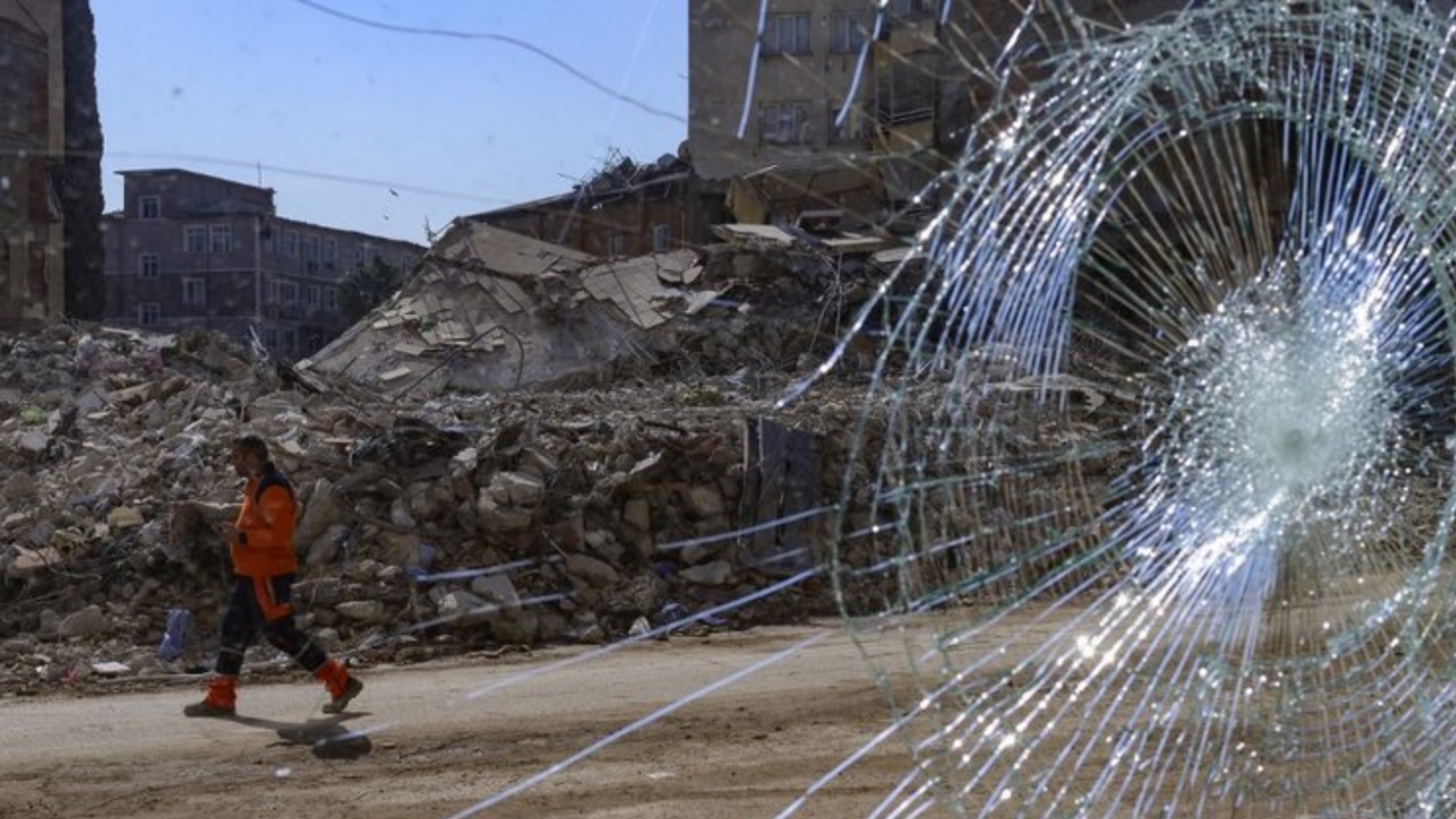 رجل يسير بين الخرائب التي تسببت بها الزلازل في أنطاكيا جنوبي تركيا.