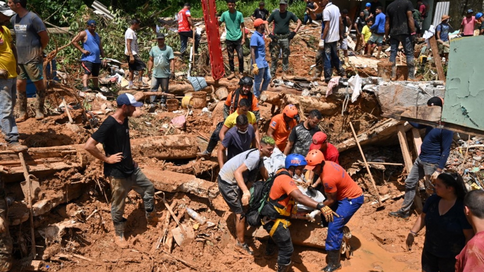 أفراد الإنقاذ ينقلون جثة ضحية بعد فيضان في بارا دو ساهي ، منطقة ساو سيباستياو ، ولاية ساو باولو، البرازيل في 21 فبراير 2023