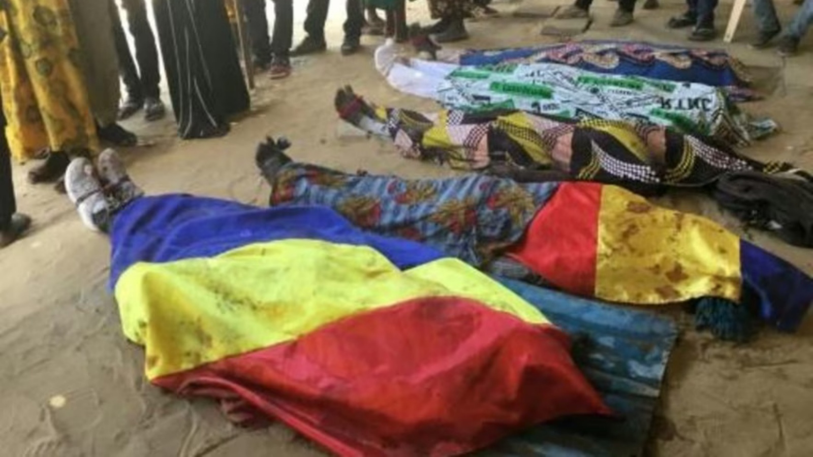 جثث ملفوفة بأعلام تشاد وأعلام أخرى هامدة على الأرض في 20 أكتوبر 2022 في نجامينا بعد تظاهرات ضد المجلس العسكري الحاكم