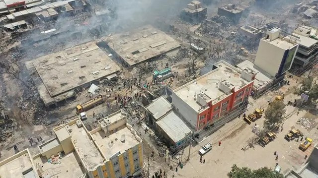 يُظهر هذا المنظر القرني آثار الحريق الذي اندلع في سوق Waaheen في هرجيسا، أرض الصومال، في 2 أبريل 2022