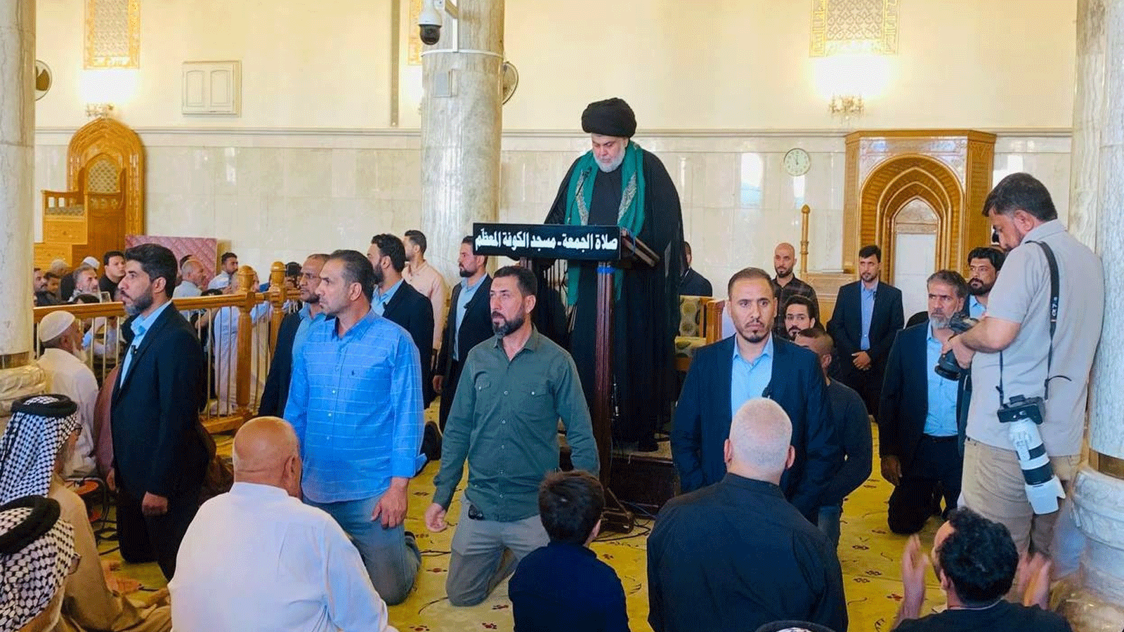 مقتدى الصدر يُلقي خطبة الجمعة في مسجد الكوفة في 4 تشرين الثاني\نوفبر 2022 (مكتبه)