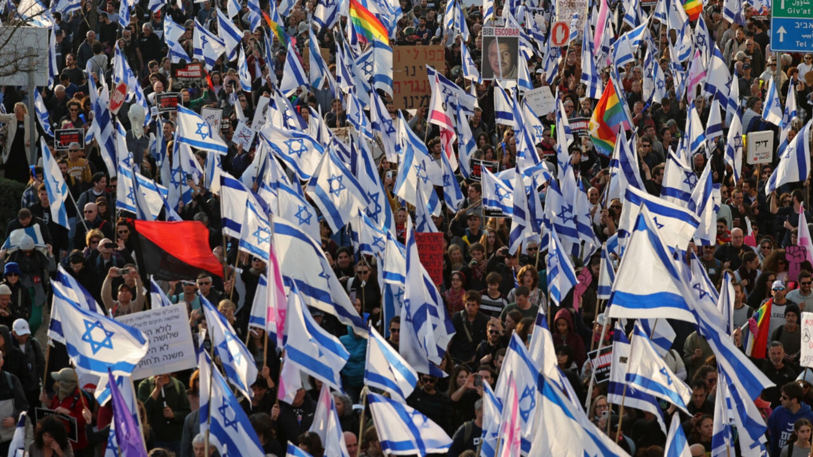احتجاجات شعبية مستمرة منذ أسابيع مشروعَي قانونَين يتعلّقان بالإصلاح القضائي في إسرائيل