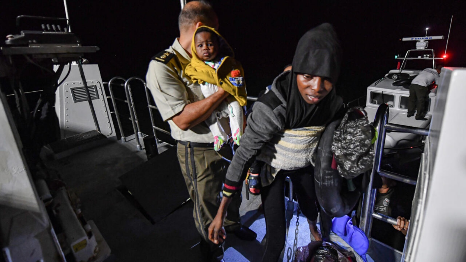 عمليات انقاذ ليلية لمهاجرين من جنسيات أفريقيا جنوب الصحراء قبالة سواحل محافظة صفاقس (شرق) من قبل خفر السواحل التونسي . في 4 أكتوبر 2022
