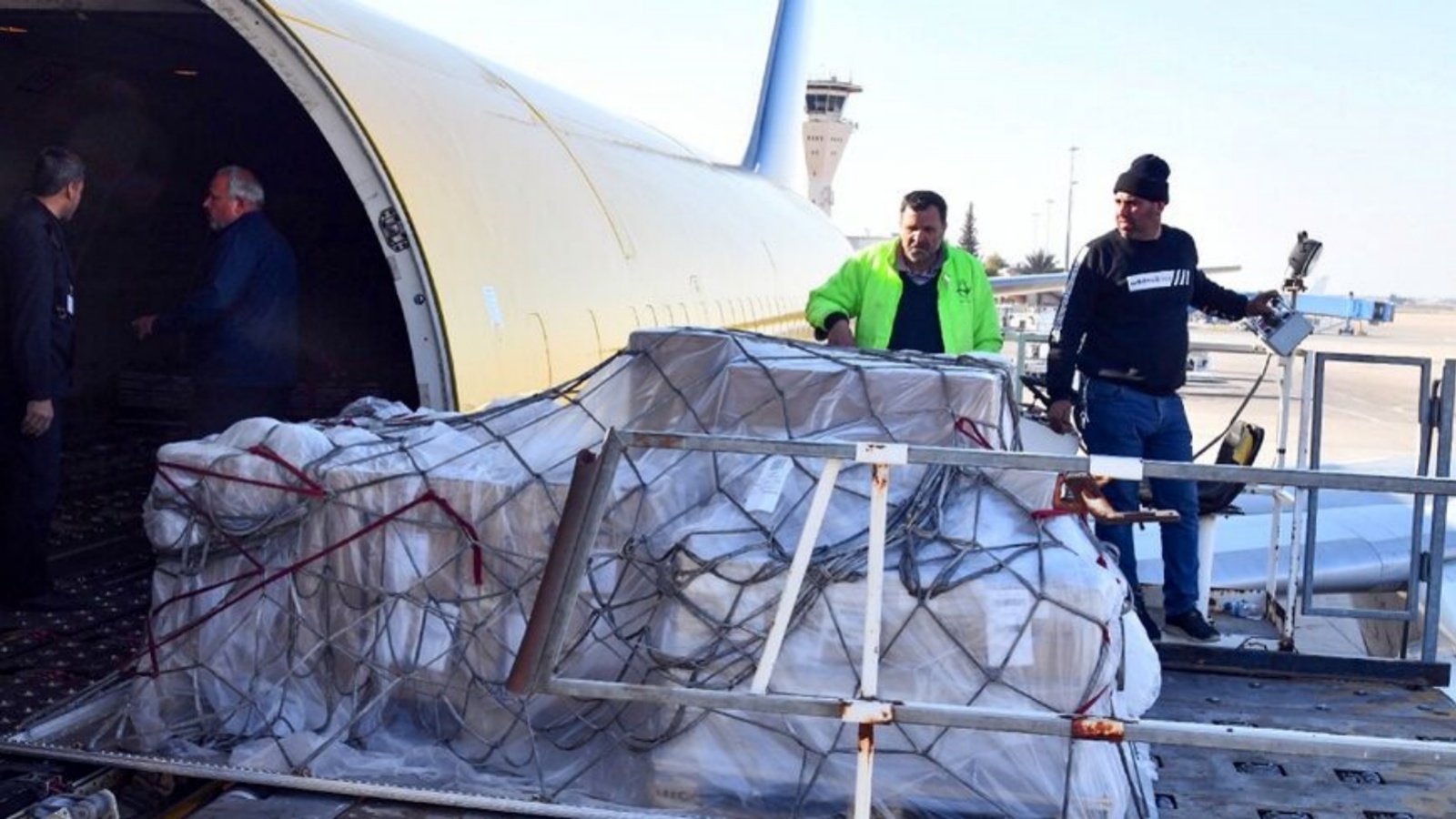 وصول صناديق من المساعدات الخارجية إلى مطار دمشق الدولي بعد أسبوعين من وقوع زلزال مميت