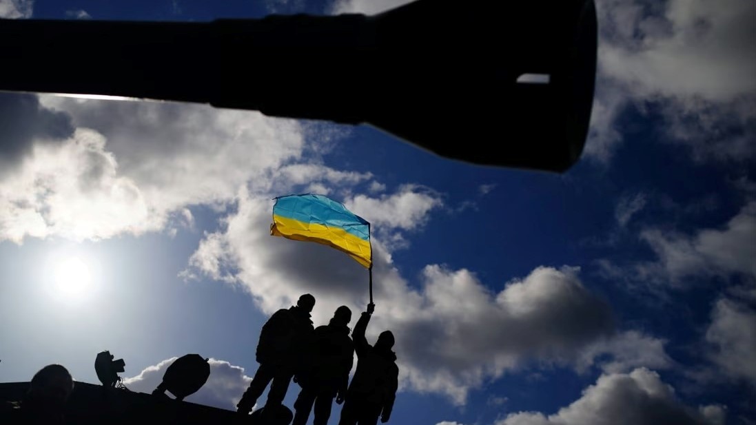 جنود أوكرانيون يتلقون تدريبات في معسكر بوفينجتون ، قاعدة عسكرية للجيش البريطاني، يلوحون بالعلم الأوكراني في 22 فبراير 2023