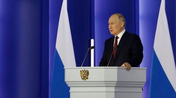 الرئيس الروسي فلاديمير بوتين يلقي خطابه السنوي عن حالة الأمة في مركز مؤتمرات غوستيني دفور في وسط موسكو في 21 فبراير 2023