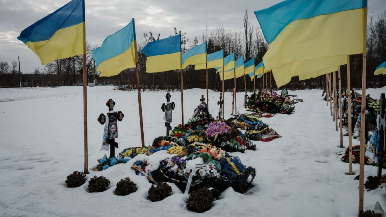 أعلام أوكرانية ترفرف فوق قبور جنود أوكرانيين قتلى في مقبرة في كراماتورسك 19 فبراير 2023