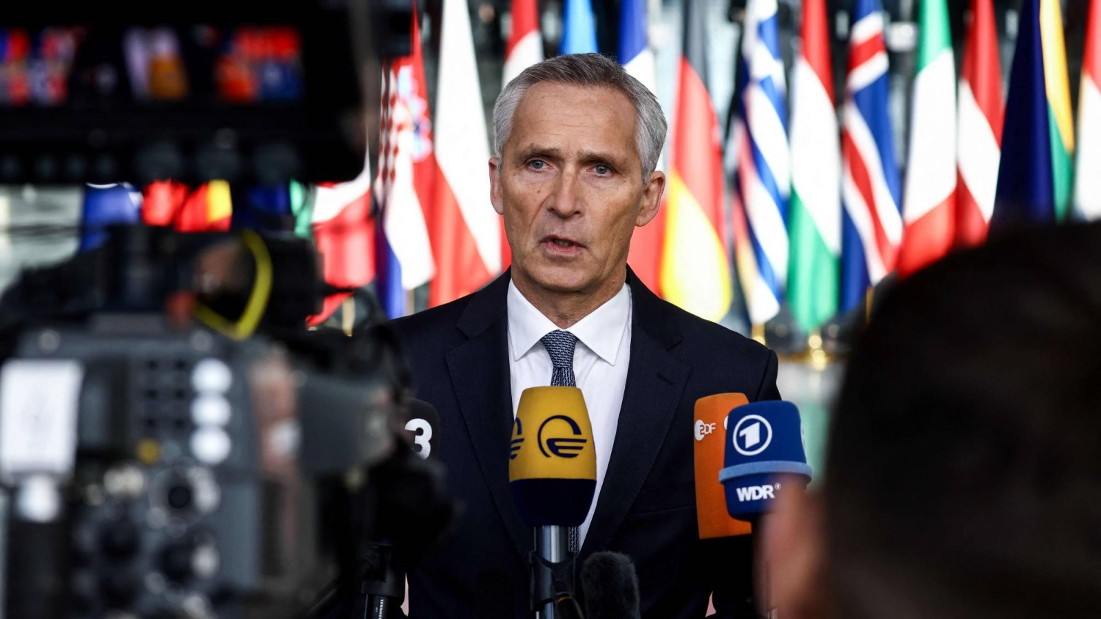 الأمين العام لحلف الناتو ينس ستولتنبرغ يتحدث إلى الصحفيين أثناء وصوله لحضور اجتماع لمدة يومين لوزراء دفاع الحلف في مقر الناتو في بروكسل.
