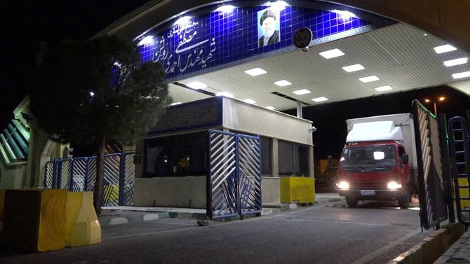 شاحنة تغادر مركز نطنز للأبحاث النووية على بعد 300 كيلومتر جنوب العاصمة طهران
