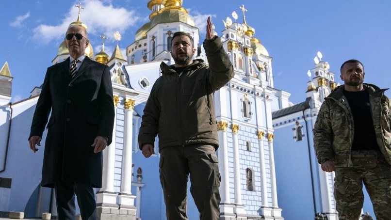 بايدن وزيلينسكي يمشيان قرب كاتدرائية سانت مايكل في كييف في 20 فبراير 2023