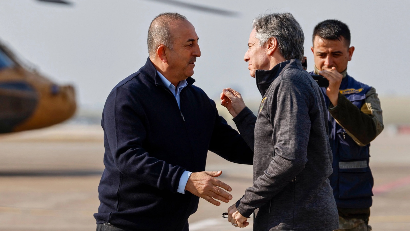 استقبال وزير الخارجية الأميركي أنطوني بلينكن من قبل وزير الخارجية التركي مولود جاويش أوغلو في قاعدة إنجرليك الجوية