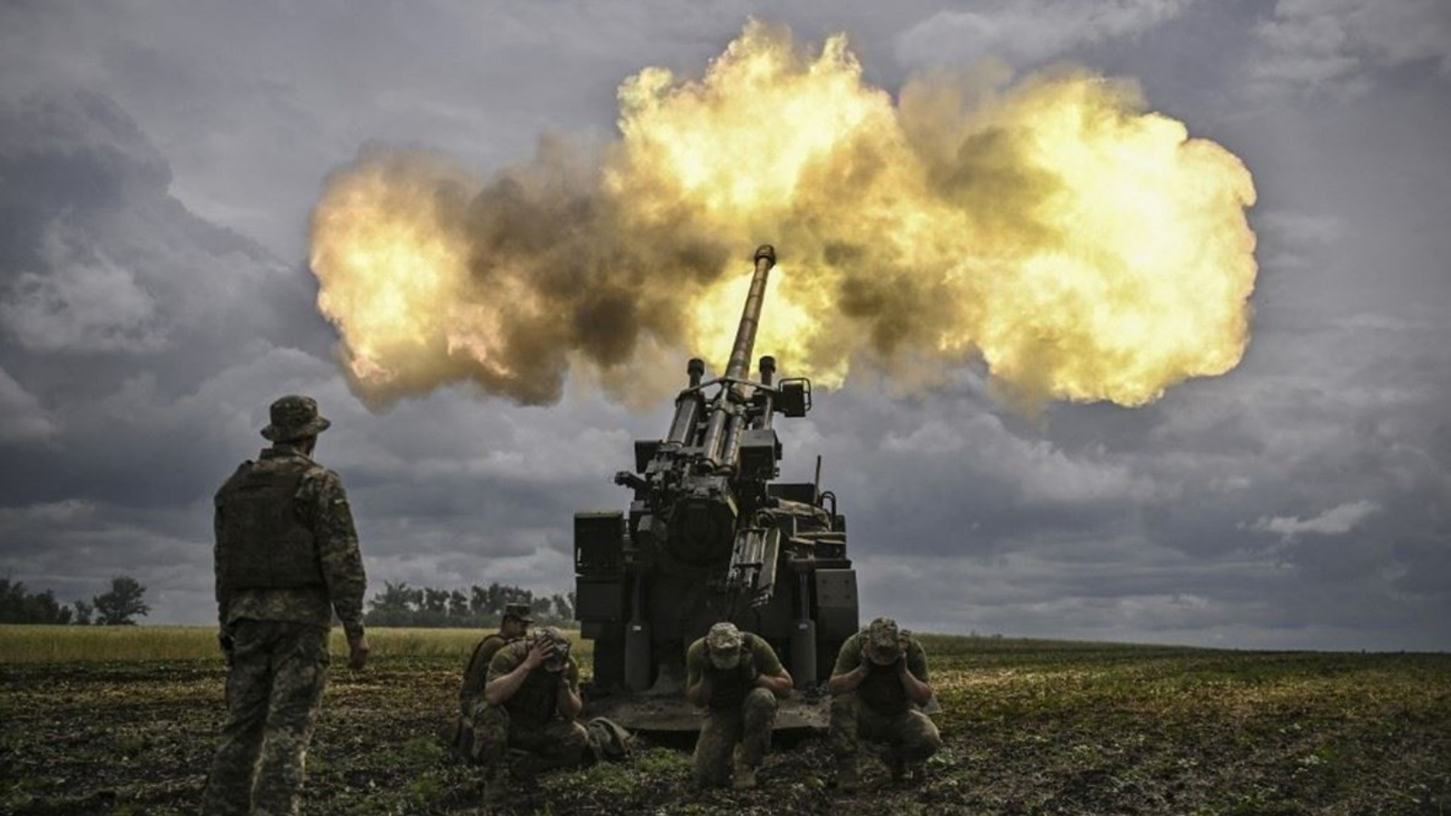 جنود أوكرانيون يطلقون النار بمدفع فرنسي 