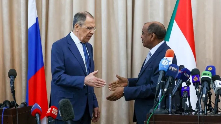 وزير الخارجية الروسي سيرغي لافروف ووزير الخارجية السوداني بالوكالة علي الصادق يعقدان مؤتمرا صحفيا مشتركا في مطار الخرطوم في 8 فبراير 2023