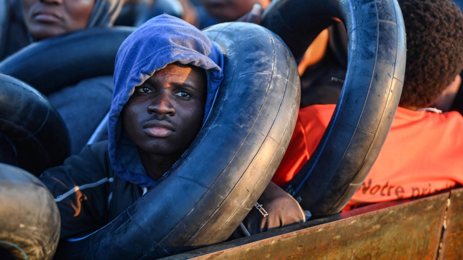 مهاجرون من أفريقيا جنوب الصحراء في قارب متهالك استخدم لتهريبهم نحو الساحل الإيطالي حين اعترضتهم السلطات التونسية قبالة مدينة صفاقس