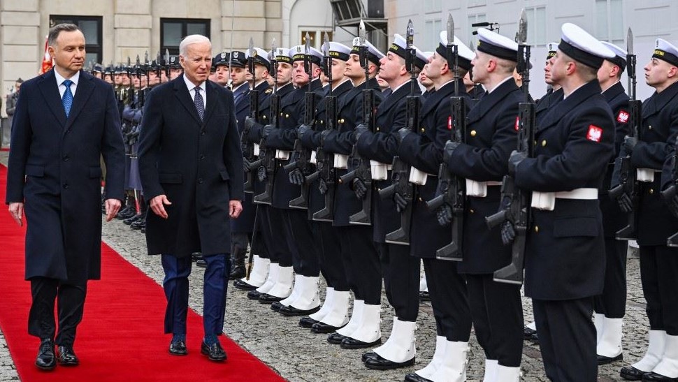 بايدن (إلى اليمين) ودودا يستعرضان حرس الشرف العسكري في القصر الرئاسي في وارسو في 21 فبراير 2023