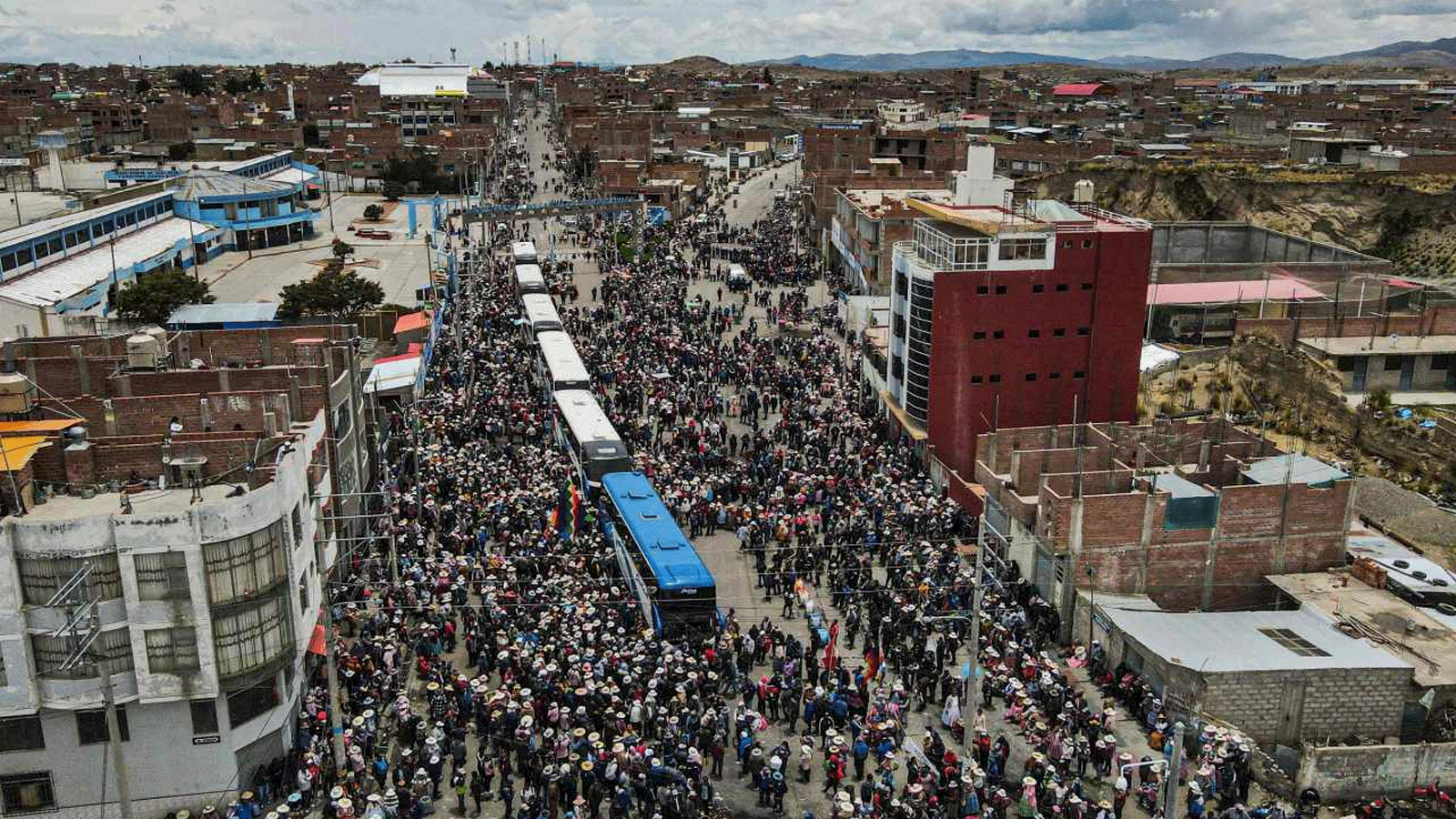 المتظاهرون المتجهون إلى ليما يغادرون مدينة إيلافه، بالقرب من بحيرة تيتيكاكا