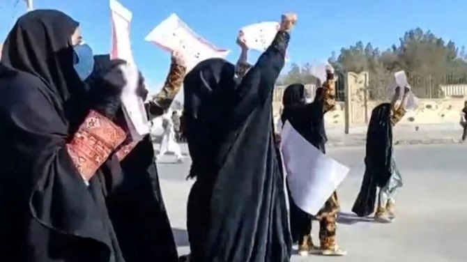 صورة مأخوذة من فيديو نُشر في 25 نوفمبر 2022، يُظهر نساء يرفعن لافتات مناهضة للنظام في زاهدان بمحافظة بلوشستان الإيرانية