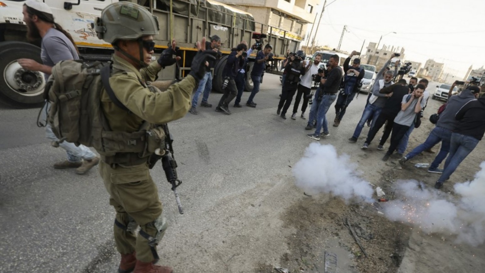 عنصر أمن إسرائيلي في قرية حوارة في الضفة الغربية المحتلة الاثنين.