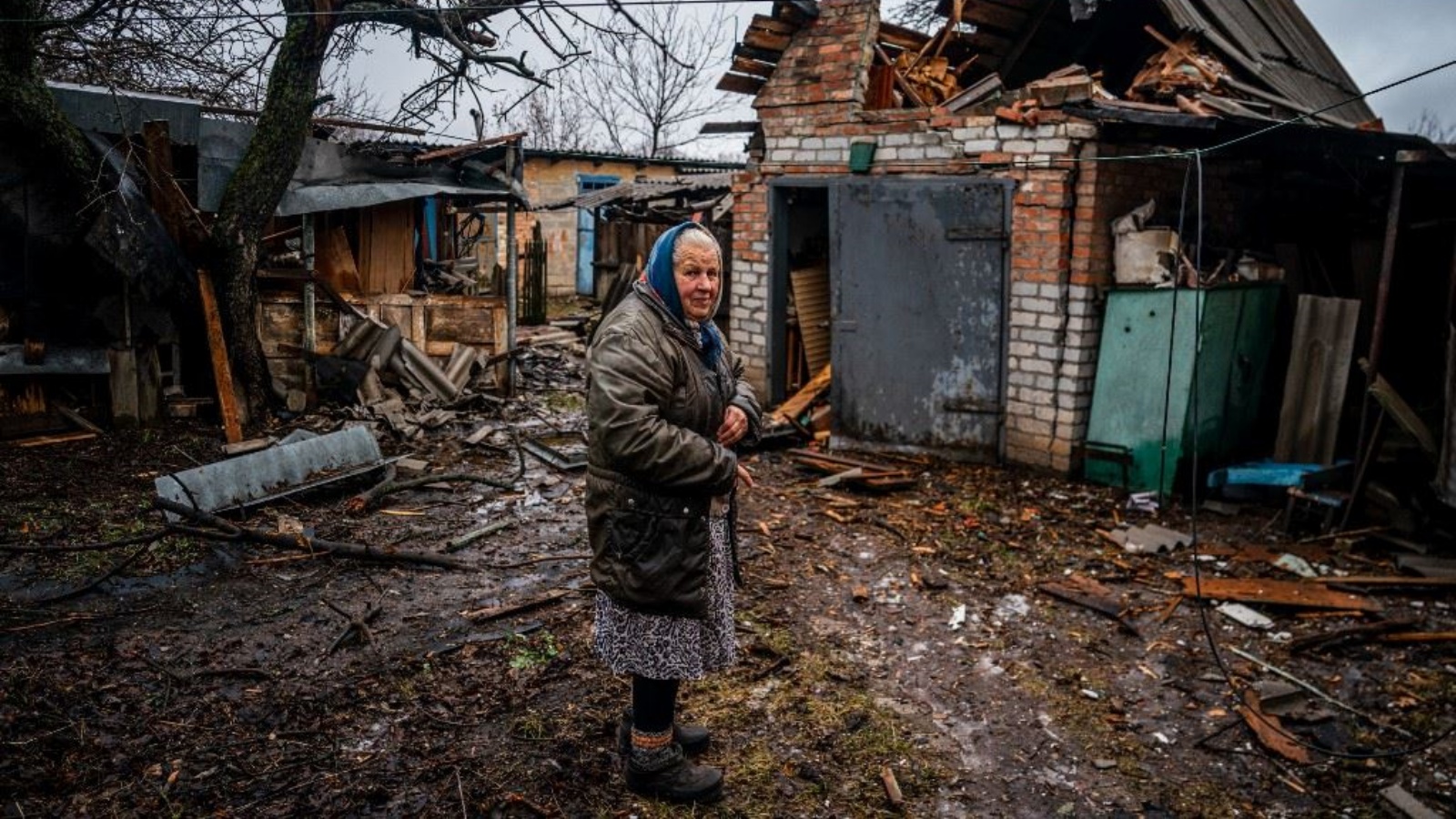 امرأة مسنة تقف في الفناء الخلفي لمنزلها بعد قصف في تشاسيف يار قرب باخموت 28 فبراير 2023