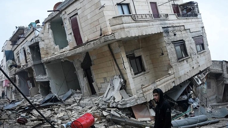 بناء قوّضه الزلزال في جندريس السورية