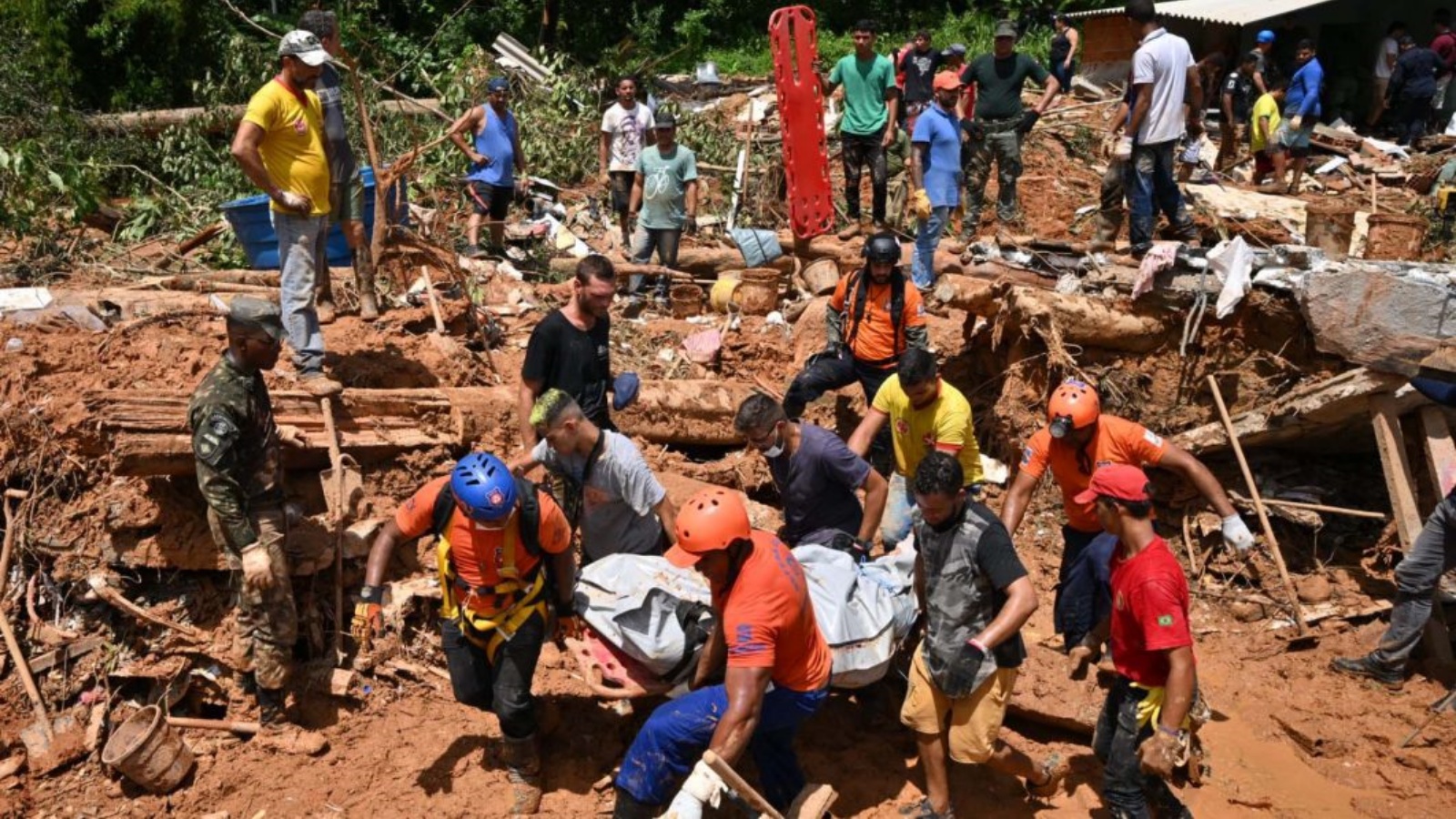 أفراد الإنقاذ ينقلون جثة ضحية بعد فيضان في بارا دو ساهي ، منطقة ساو سيباستياو ، ولاية ساو باولو، البرازيل في 21 فبراير 2023