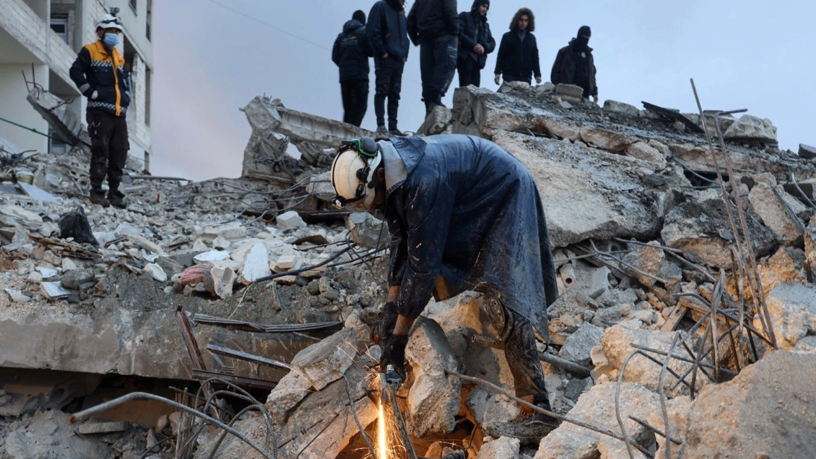 عناصر من الدفاع المدني السوري، المعروفين باسم الخوذ البيضاء ، يبحثون عن ضحايا زلزال وقع في بلدة زردنا بمحافظة إدلب شمال غرب سوريا في 6 فبراير\شباط 2023