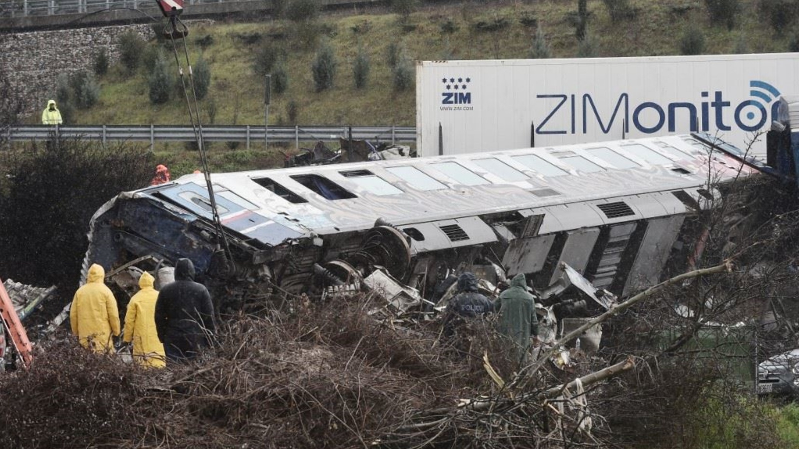 عناصر من الشرطة والطوارئ يبحثون في حطام عربة قطار بعد الحادث في وادي تيمبي بالقرب من لاريسا في اليونان 2 مارس 2023