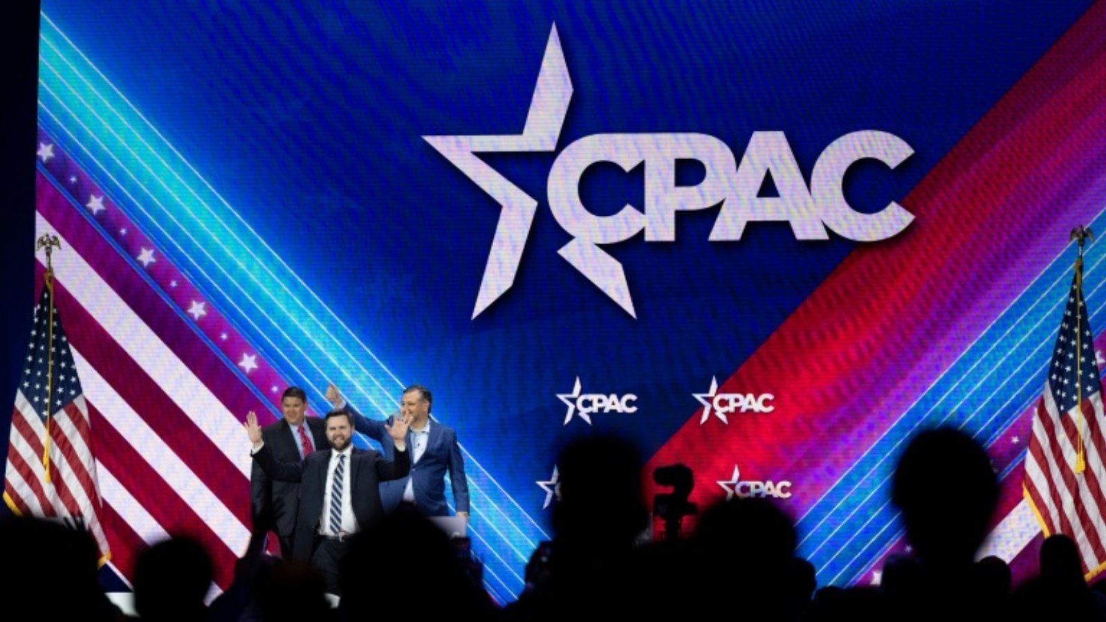 من بين مقدمي العروض في مؤتمر العمل السياسي المحافظ في ضواحي واشنطن السناتور جي دي فانس (سي على المسرح) والسناتور تيد كروز (يمين على خشبة المسرح) في 2 مارس 2023