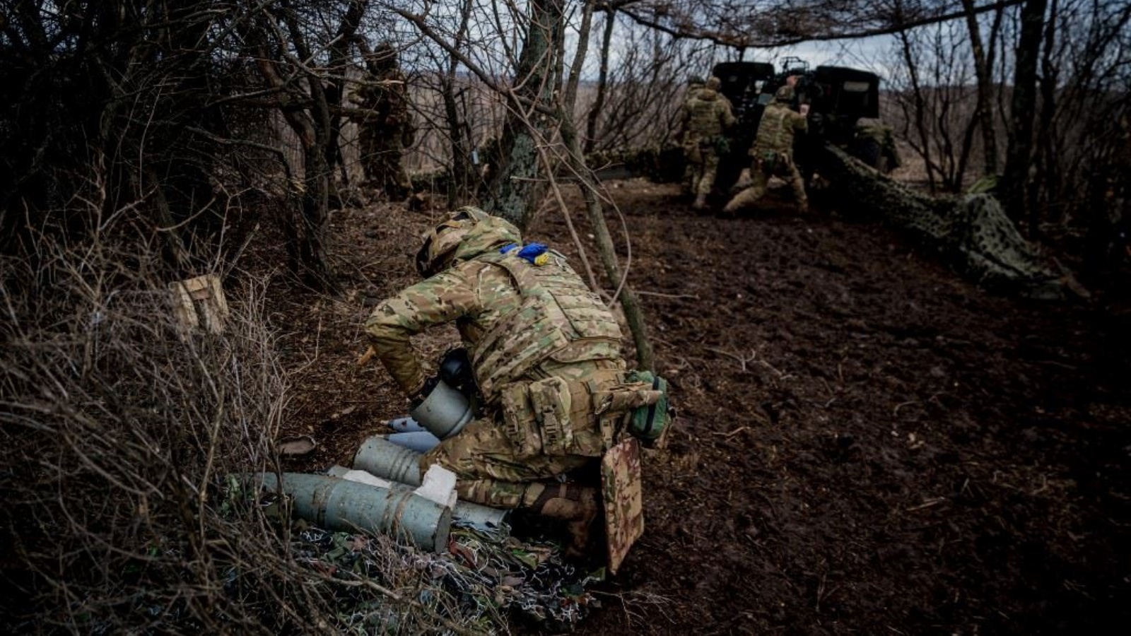 يستعدّ الجنود الأوكرانيون لإطلاق مدفع 