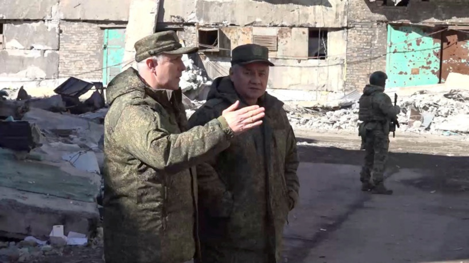 وزير الدفاع الروسي يتفقّد الجبهة في باخموت حيث تحتدم المعركة