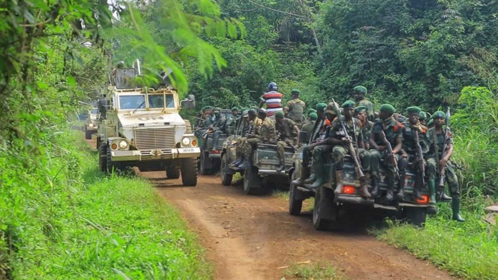 جنود من الجيش الكونغولي وقوات حفظ السلام التابعة للأمم المتحدة يقومون بدورية في منطقة هجوم بالقرب من بلدة أويتشا 